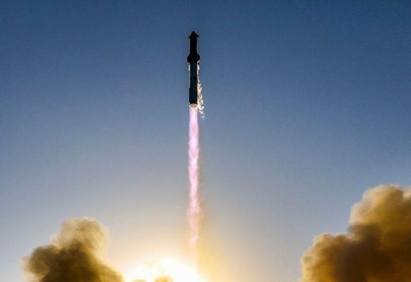 Η SpaceX αναβάλλει το σχέδιο για τον Άρη, ώστε να εστιάσει στη Σελήνη το 2026.