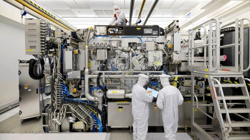 Η Intel ξεκίνησε την εργασία πάνω σε υπερελαφρά διαδικασίες 10Α και 7Α, ενώ οι πρώτες μικροσυσκευές 14‑άνγστερ θα δοκιμαστούν τον Οκτώβριο.
