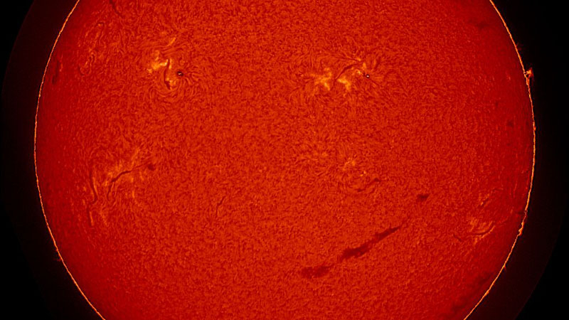 Η ήλιος έγινε ένας τεράστιος χαμόγελος που μας χαμογελάει από πάνω.