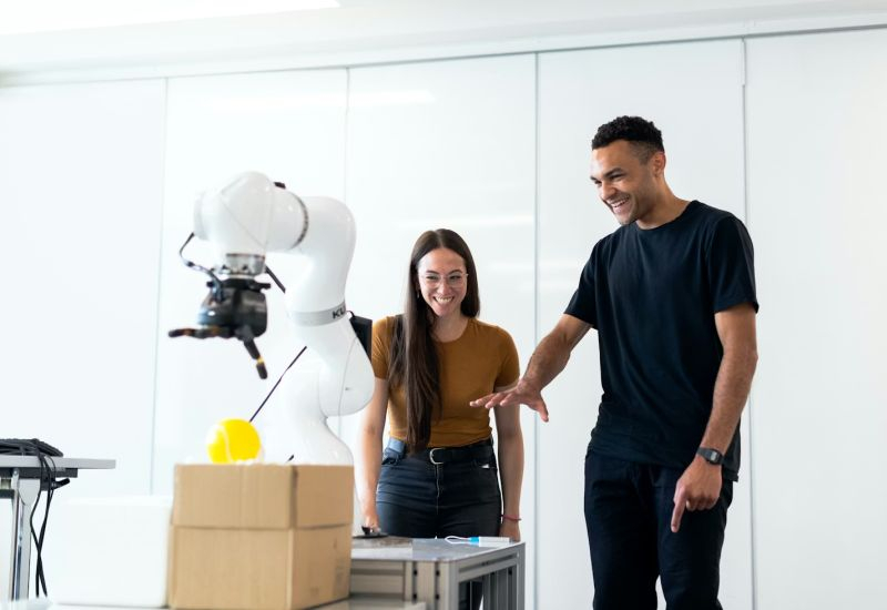 Η μισή των εταιρειών που αντικατέστησαν υπαλλήλους με AI‑bot προγραμματίζουν να επαναφέρουν το προσωπικό τους το 2025.