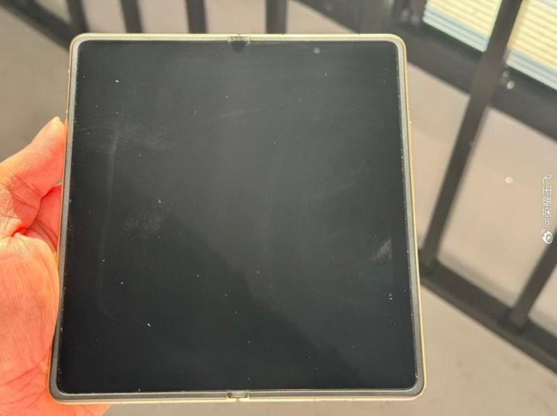 Οι Oppo και Honor προετοιμαζόδουν να κυκλοφορήσουν διπλωματικά τηλέφωνα χωρίς γυαλί κλιμάκωσης – πραγματική νέα λύση.