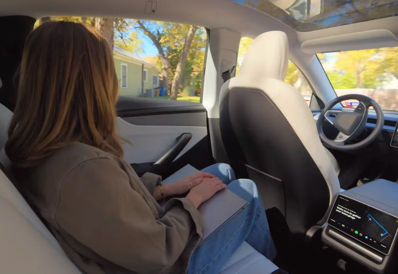 Τα Tesla εργάζονται σε κυκλοφοριακές συμφόρησεις: από 25 αυτοκίνητα δεν υπάρχει οδηγός, αλλά κι έτσι κινούνται