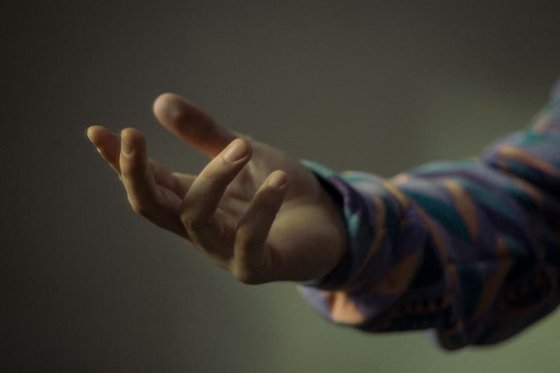 Η Apple εκπαιδεύει την τεχνητή νοημοσύνη να αναγνωρίζει άγνωστες χειραψίες με βάση σημάδια EMG.