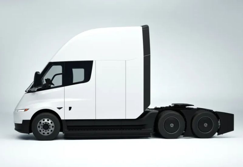 Τα φορτηγά Tesla Semi εξοπλισμένα με μπαταρίες χαμηλότερης χωρητικότητας, αλλά η εμβέλειά τους παραμένει αμετάβλητη.