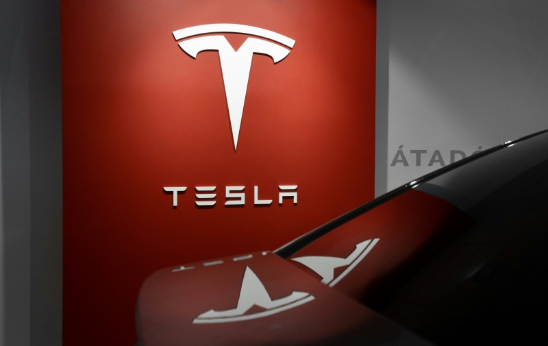 Οι πωλήσεις ηλεκτρικών οχημάτων της Tesla έπεσαν κατά 14 % στον πρώτο τριμήνιο, με συνολική πώληση μόλις 358 000 μονάδες.