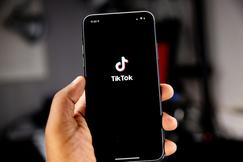 Η ΕΕ θα ασχοληθεί με το TikTok και το Instagram λόγω του «εξαρτημένου» σχεδιασμού τους.