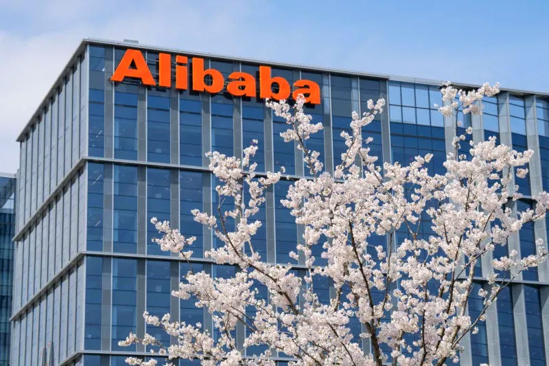 Η Alibaba υπερέβαλε τις προβλέψεις στο τέταρτο τρίμηνο, αλλά το καθαρό κέρδος μειώθηκε κατά 66 % και απογοήτευσε τους επενδυτές.