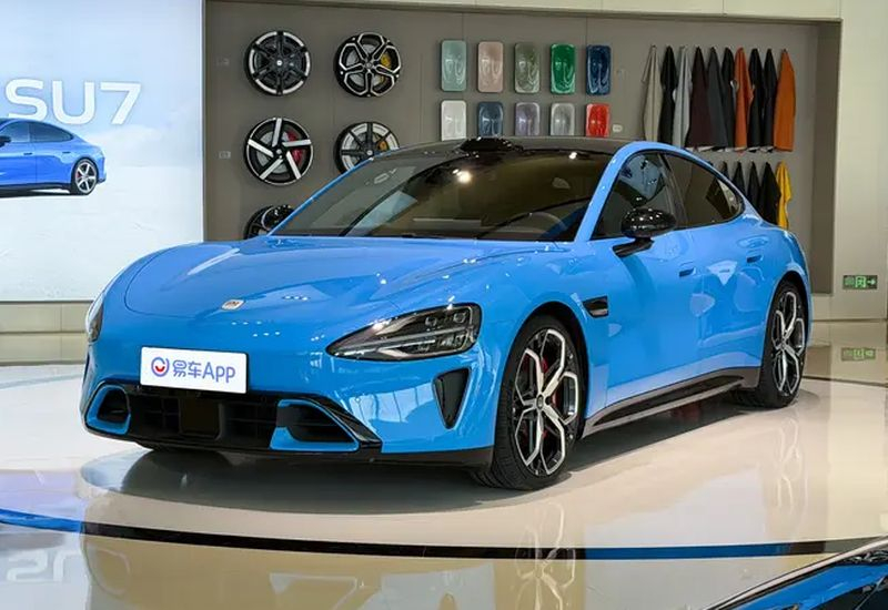 Το Xiaomi SU7 μετά την αναβάθμιση του σχεδίου φαίνεται καινούργιο και υπόσχεται εμβέλεια έως 902 χιλιόμετρα.