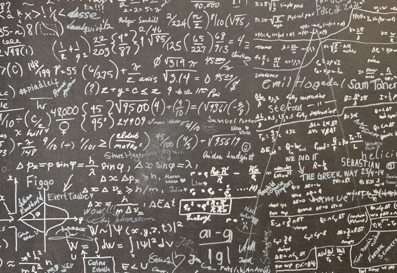 Από την ανάλυση γατών μέχρι τις θεωρήματα του Ερντόσ: η τεχνητή νοημοσύνη επιτίθεται όλο και πιο συχνά στα κορυφαία επίπεδα της μαθηματικής επιστήμης