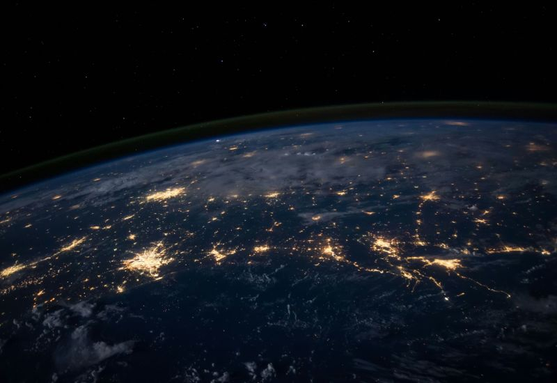 Η Αμερική θα αναπτύξει παγκοσμίως «AI‑messengers»: ο Τραμπ ξεκίνησε το Tech Corps για ενίσχυση της επιρροής και περιορισμό της Κίνας