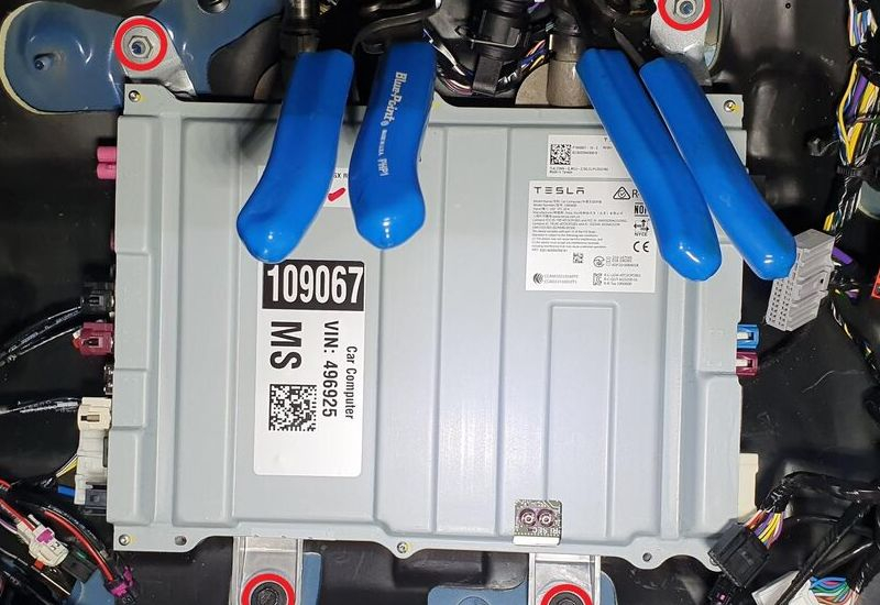 Η Mask δήλωσε ότι από το 2016 όλες οι Tesla θα είχαν πλήρη αυτόνομη πτήση, αλλά τώρα απαιτείται ενημέρωση υλικού σε εξειδικευμένα μικροκατασκευαστικά μονάδες.