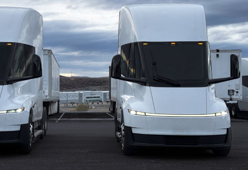 Η τιμή των ηλεκτρικών φορτηγών Tesla Semi αποδείχθηκε σημαντικά υψηλότερη από την αναμενόμενη, αλλά εξακολουθεί να είναι χαμηλότερη από αυτή των ανταγωνιστών.