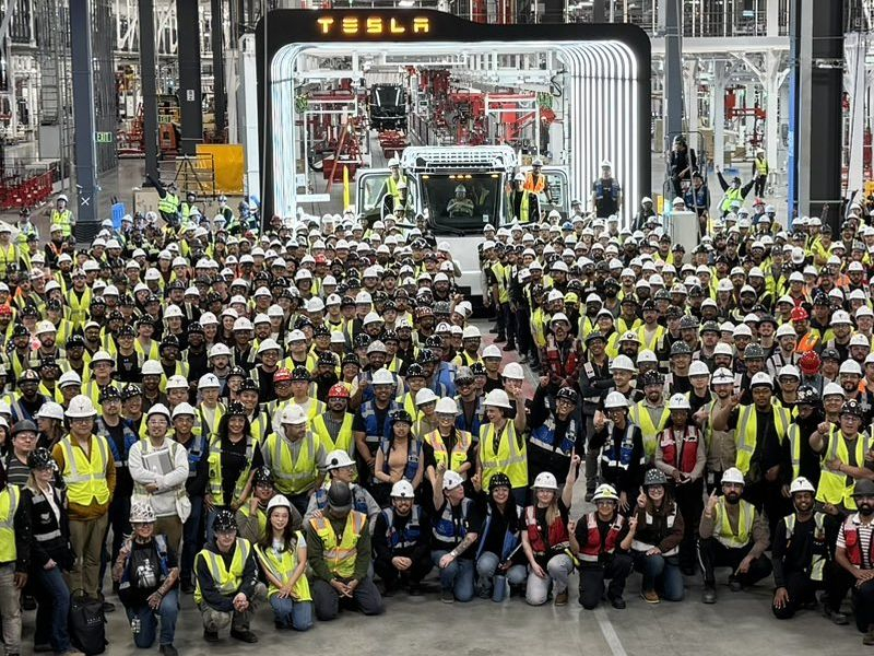 Στο νέο εργοστάσιο στη Νεβάδα εμφανίστηκε ο πρώτος σειριακός ηλεκτρικός φορτηγός Tesla Semi.