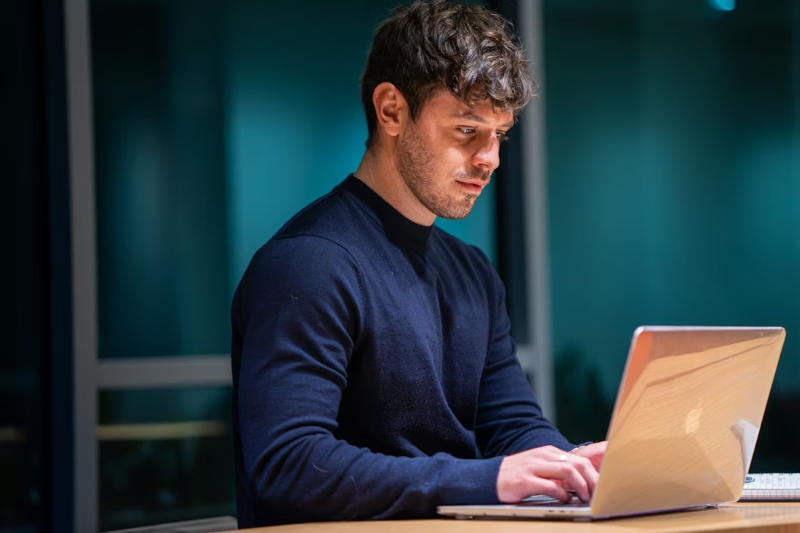 Οι ενεργοί χρήστες της τεχνητής νοημοσύνης αντιμετωπίζουν αυξημένο κίνδυνο επαγγελματικής εξάντλησης