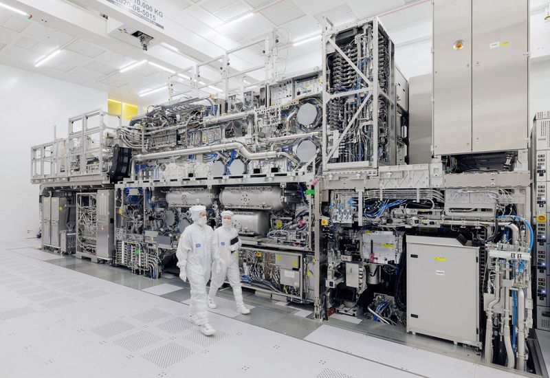 Η TSMC θα ακολουθήσει το δρόμο της Intel: ήδη απέκτησε υψηλής‑κατασκευής EUV litography μηχανές, αλλά η μαζική παραγωγή χιλιονίων chips με αυτές δεν έχει ακόμη προγραμματιστεί.