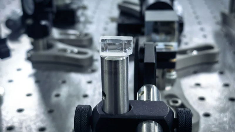 Στην Κίνα ανέπτυξαν έναν συμπαγή στερεό-συρματο λέιζερ για πρόσβαση σε προηγουμένως μη προσβάσιμο εύρος VUV, ανοίγοντας νέες δυνατότητες στην επιστημονική έρευνα, τις διαστημικές τεχνολογίες και την παραγωγή μικροεξαρτημάτων.