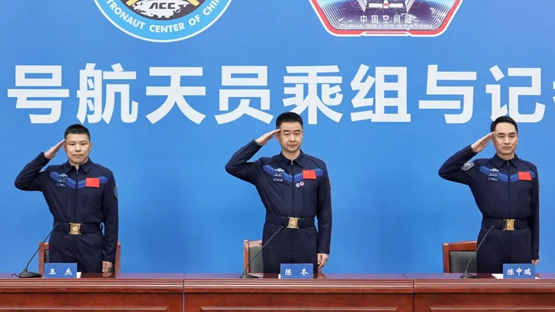 Διάτρημα στο παράθυρο του διαστημόπλοιου: η επιτροπή του Shenzhou‑20 περιέγραψε μια σωτηρία εξόδου από την τροχιά