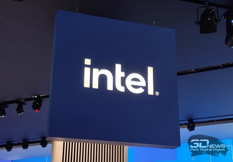 Οι μετοχές της Intel αυξήθηκαν κατά 10 % μετά τη δήλωση του Τραμπ για συμφωνία παραγωγής μικροεπεξεργαστών για την Apple