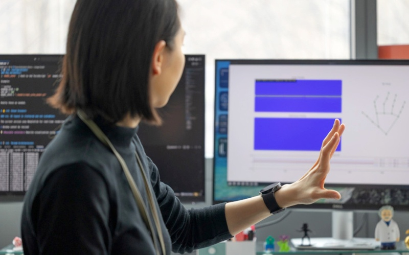 Οι ερευνητές χρησιμοποίησαν τεχνητή νοημοσύνη για να μετατρέψουν τα απλά έξυπνα ρολόγια σε συσκευή ακριβούς μέτρησης κινήσεων της χεριού