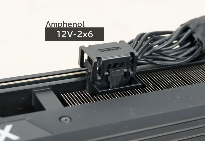 Η Dell έβαλε ένα αμφιλεγόμενο 16-συνεδικό τερματικό τροφοδοσίας για κάρτες γραφικών, ώστε να αποτρέψει την λιώση τους