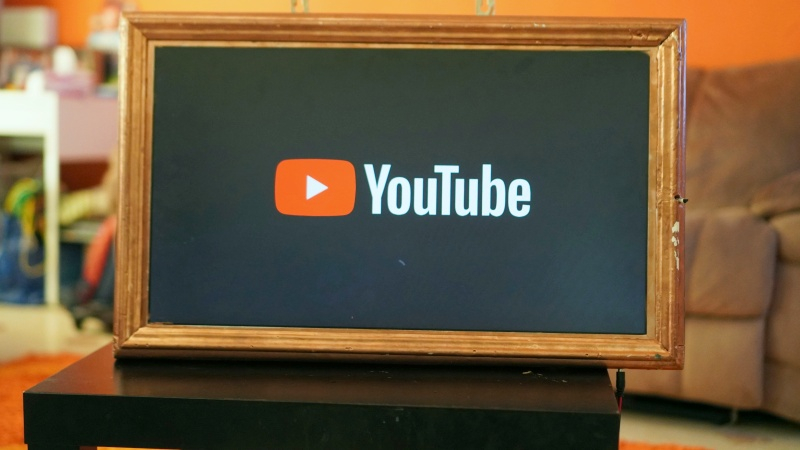 Το YouTube ενίσχυσε τη σύγκρουση με τους αποκλειστές διαφημίσεων, αρχίζοντας να διαγράφει σχόλια και περιγραφές βίντεο χρηστών.