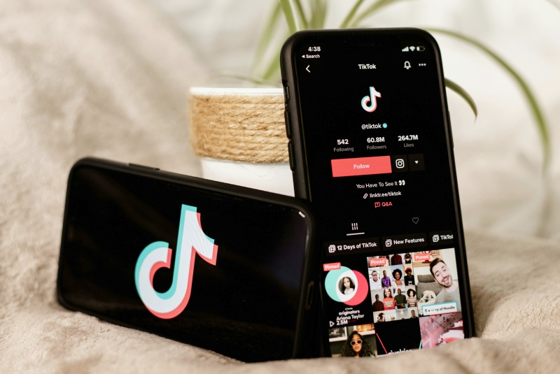 Το TikTok αντιμετωπίζει το Booking: τώρα μπορείτε να κλείσετε ταξίδια και ξενοδοχεία απλώς παρακολουθώντας βίντεο