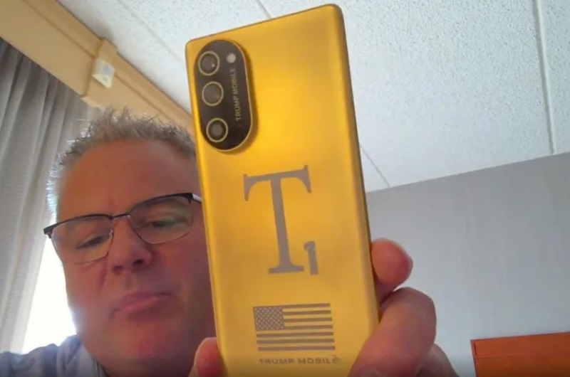 Η Trump Mobile παρουσίασε νέο σχέδιο για το smartphone T1 Phone και εξήγησε τους λόγους καθυστέρησης της κυκλοφορίας του