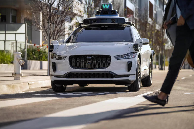 Το Waymo robotaxi αποδείχθηκε απροσδόκητα άνετο μέσο διαφυγής από την τοποθεσία του ατυχήματος