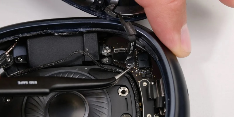 Το iFixit αποσυναρμολογεί τα AirPods Max 2 και δείχνει ότι η εσωτερική διάταξή τους δεν έχει αλλάξει