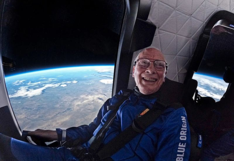 Η Blue Origin θα αναστείλει την ανάπτυξη του διαστημικού τουρισμού για τουλάχιστον δύο χρόνια, ώστε να επικεντρωθεί στο έργο της για τη Σελήνη.