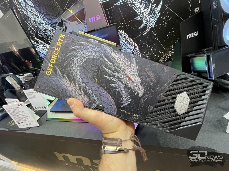 Η MSI παρουσίασε το GeForce RTX 5080 Suprim σε εορταστική έκδοση Draco Epic με μεγάλο δράκο στο πίσω πάνελ.