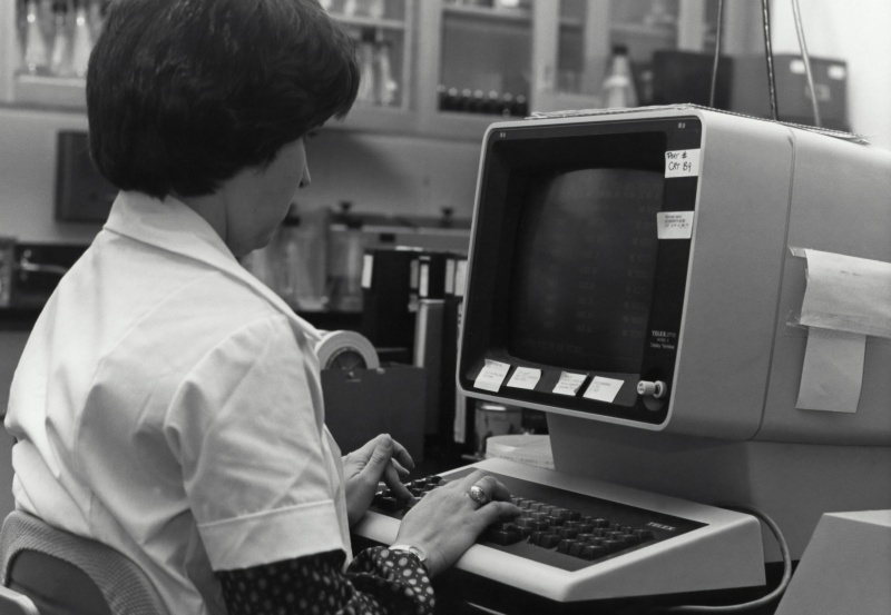 Οι παγκόσμιες πωλήσεις προσωπικών υπολογιστών θα μειώσουν κατά 5 % λόγω της αύξησης του κόστους μνήμης, ενώ η μόνη προοπτική παραμένει το Apple και οι αγορές παιχνιδιών.