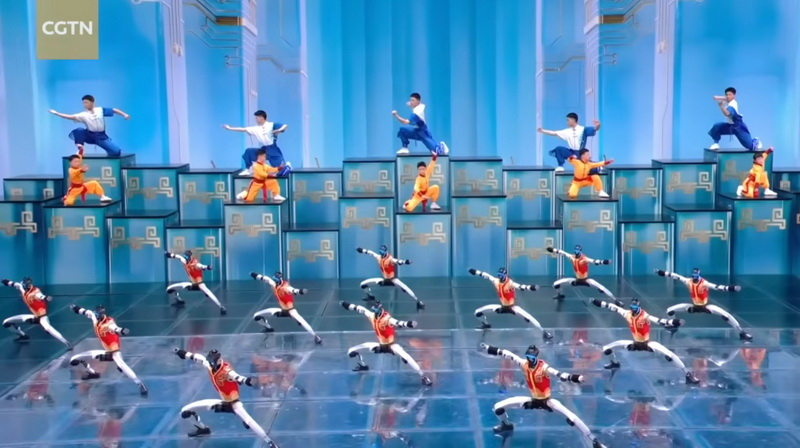Η Κίνα παρουσίασε ανθρωποειδείς ρομπότ στο κύριο χριστουγεννιάτικο σόου, δείχνοντας την κουνγκ-φού τους