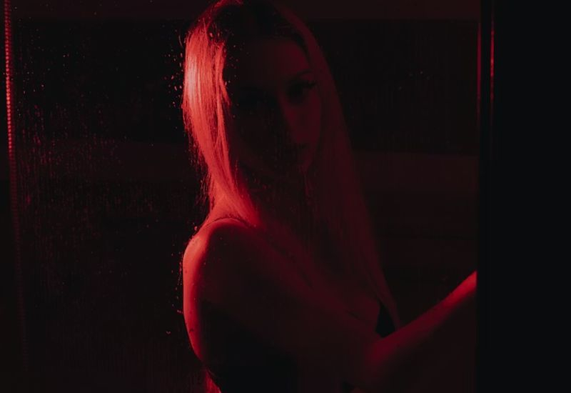 Η OpenAI έθεσε την ανάπτυξη ενηλίκων περιεχομένων στο ChatGPT σε αναμονή και έβαλε το έργο ενός AI‑bot για ενήλικες «στον μακριά κουτί».